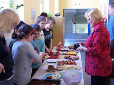 Foto zu Meldung: Gro&szlig;es Kuchenbacken an der Calauer Anwandter-Schule