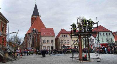 Foto zu Meldung: Am Calauer Rathaus abgeseilt
