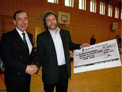 Foto zu Meldung: Calauer &uuml;bergeben zwei Spendenschecks f&uuml;r Chile