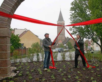 Foto zu Meldung: Eine gro&szlig;e rote Schleife f&uuml;r das Luckauer Tor