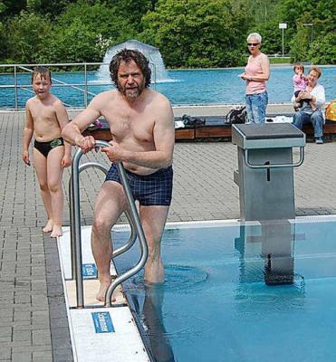 Foto zu Meldung: B&uuml;rgermeister er&ouml;ffnet die Badesaison in Calau