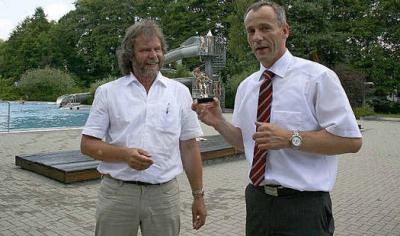 Foto zu Meldung: Calau nimmt Pokal f&uuml;r Schwimmwettstreit entgegen