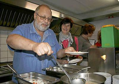 Foto zu Meldung: Abgeordnete kommen zum Testessen in die K&uuml;che der Calauer Kita