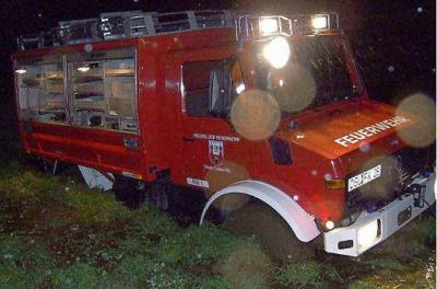 Foto zu Meldung: Calauer Feuerwehrauto bleibt auf Wiese stecken