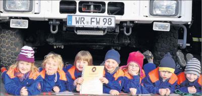 Foto zu Meldung: Sieben auf einen Streich – lieb und munter unterm Feuerwehrauto