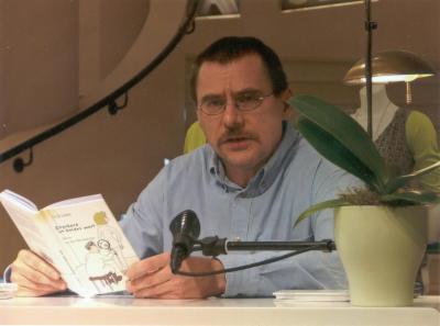 Foto zu Meldung: Buchautor strapaziert Calauer Lachmuskeln