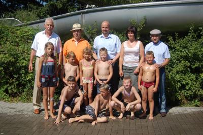 Foto zu Meldung: Chilenischer Kulturattach&eacute;e besucht Kinder im Ferienzentrum Friedrichsfeld