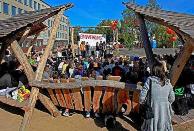 Foto zu Meldung: Riesenspa&szlig; im selbst gebauten Amphitheater
