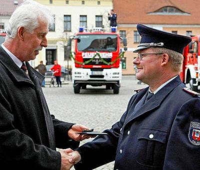 Foto zu Meldung: Feuerwehr-Parade auf Calauer Marktplatz