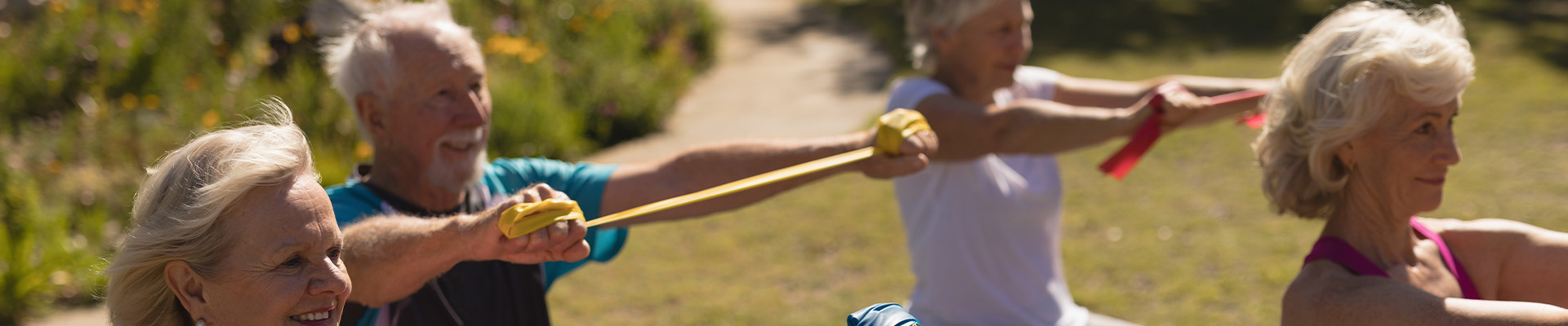 Gruppe ältere Menschen machen Sport