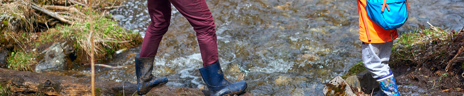 Kind überquert Fluss