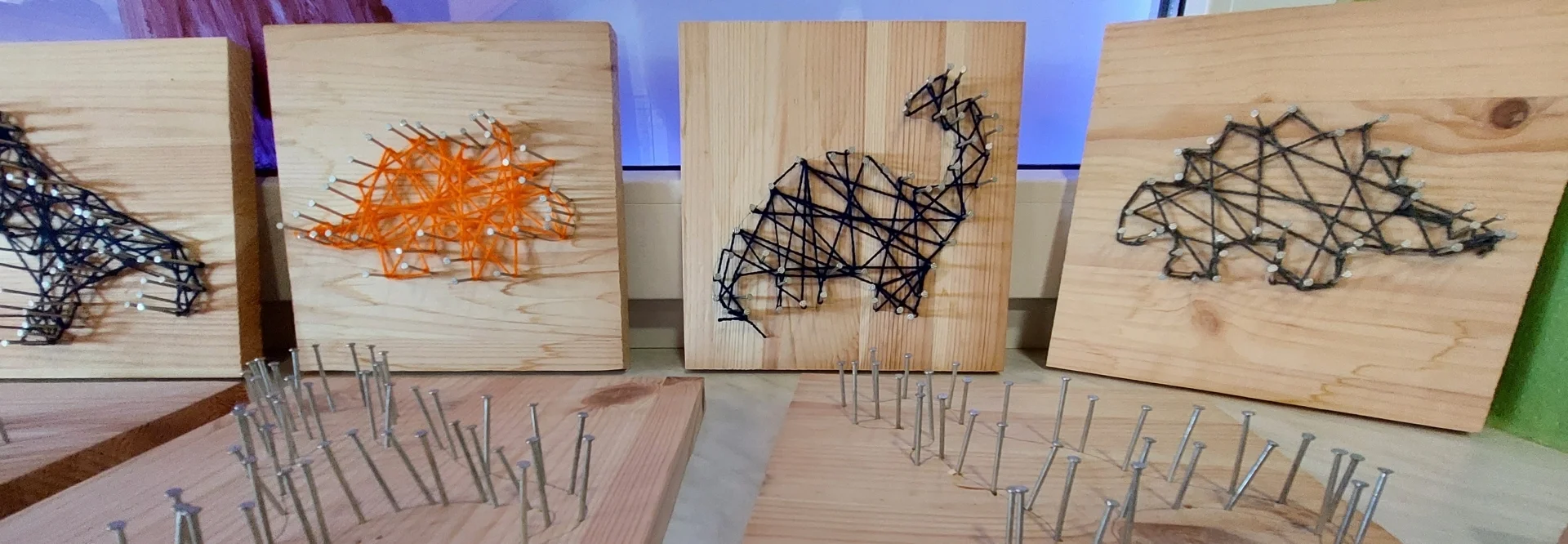 Holzbilder mit Nägeln und bunten Fäden