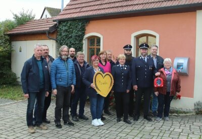 Foto zur Meldung: Defibrillator angebracht