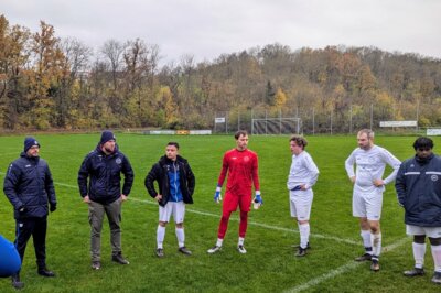 Die Trainer Piroddi und Schaefer (links) nehmen ihr Team in die Plicht.