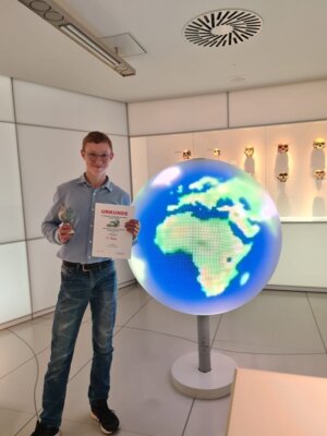 Der stolze Sieger mit seiner Urkunde