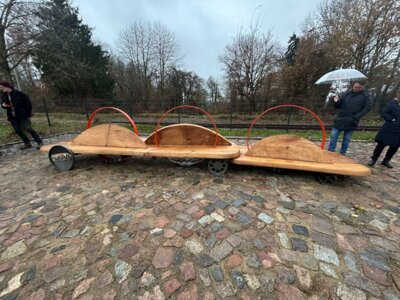 Foto zur Meldung: Einweihung der „Tourenbank“ von Jost Löber in Wusterhausen