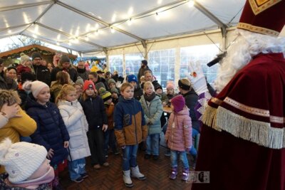 Auch der Nikolaus besuchte den Stutenkeerlmarkt bei der Mühle Idafehn (Foto: F. Groeneveld). (Bild vergrößern)