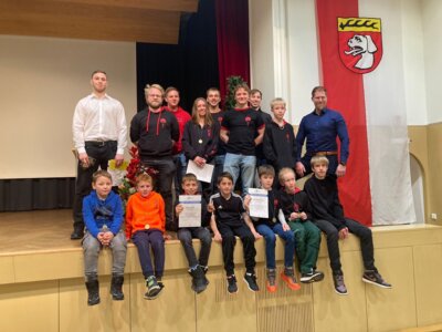 Foto: Die Geehrten des JVU Foto zur Meldung: Über 15 JVU-Sportler für ihre Leistungen im Jahr 2024 geehrt