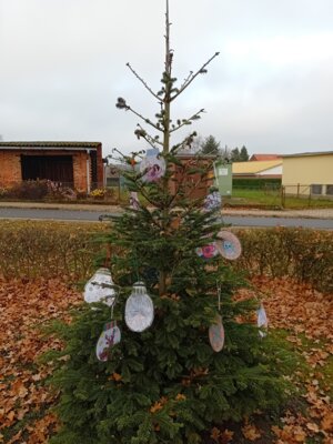 Gemalte Tannenbaumkugeln für den Weihnachtsbaum in Kummer