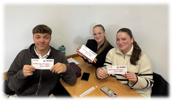 Ivo-Francesco, Eny und Jenny aus der 12b nahmen an der Aktion teil.