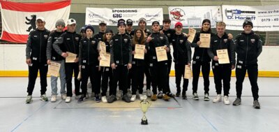 Bild oben links Betreuer Michael Waaßmann, Daniel Schneider, Lenny Waaßmann, Theo Vogtmann, Maximilian Kimmel, Max Mangold, Juri Ritthaler, Dominik Bauer, Julian Fleig, Mailo Darmosz, Sophia Fleig, Nick Steible, Reik Du Mont, Nico Moos, Kolja Hannen, Kevin Brunner und Trainer Michael Ritthaler Es fehlten Jan Bühler und Samuel Wilhelm (Bild vergrößern)