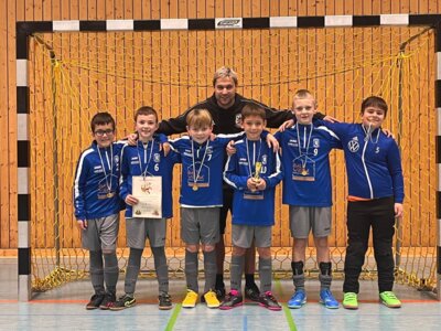 Die Sieger mit Trainer Arper (Bild vergr&ouml;&szlig;ern)