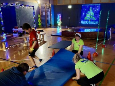 Foto zur Meldung: SportFrei im Lichterglanz – Erstes LichterTurnen in der Sporthalle Kodersdorf