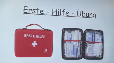 Erste-Hilfe-Übung in der Klasse 3b (Bild vergrößern)