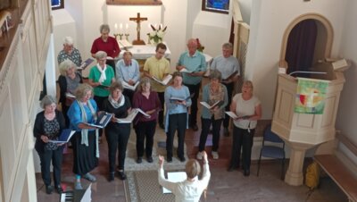 Kantorei Hessen-Nord gastierte in Usenborn (Bild vergrößern)