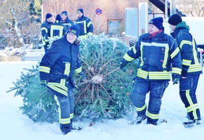 Foto zur Meldung: Ob’s stürmt oder schneit: Feuerwehr holt die Weihnachtsbäume am 12. Januar