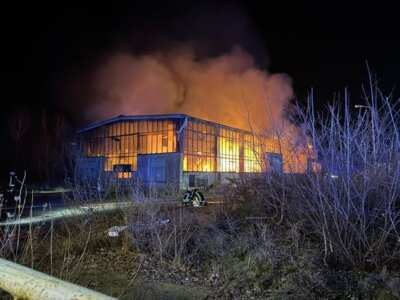 Foto zur Meldung: Einsatzbericht 37/2024 - 31.12.2024 - B2 Lagerhallenbrand Groß Düben