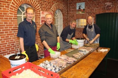 Vorbereitung für das "Heringseten" (Bild vergrößern)