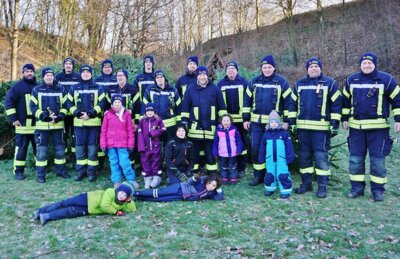 Foto zur Meldung: Feuerwehr sammelte mal wieder die Weihnachtsbäume ein