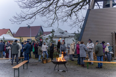 Gut besucht war der Adventsmarkt unter der Glocke in Striesow/Strjažow. (Foto: P. Becker)