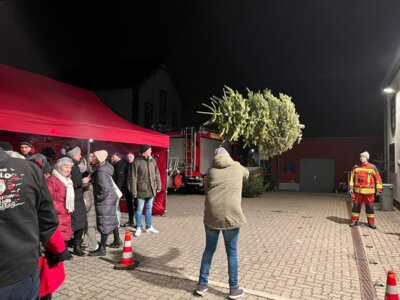 Foto zur Meldung: 14.Tannenbaum-Weitwurf-Meisterschaft 2025