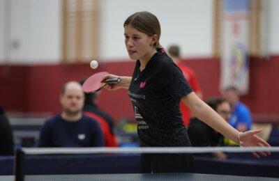 Foto (Tobias Heinze): Lara König beim Aufschlag zu den Thüringer Ranglisten. Im Hintergrund Lara's Betreuer Julian Wagner.