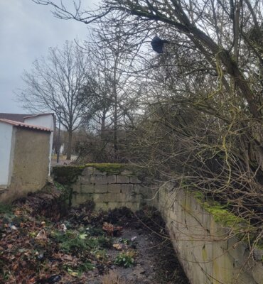 Foto zur Meldung: Hundekotbeutel und andere Restmüllabfälle gehören nicht in die Kompostgrube des Friedhofes