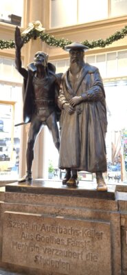 Faust und Mephisto begrüßen die 10er am Eingang