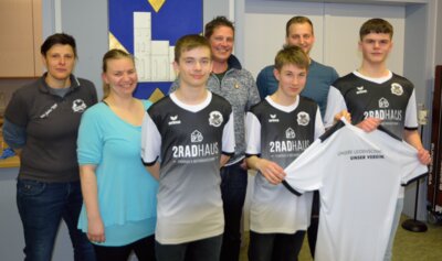 Foto zur Meldung: Robert Ilsemann spendet neuen Trikotsatz für Jugend