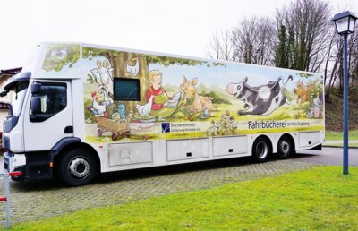 Foto zur Meldung: Die Fahrbücherei hält auch 2025 in Schmalensee