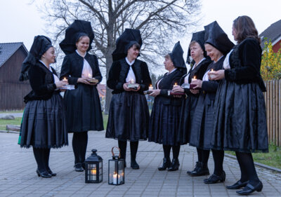Auch die Tradition des Ostersingens, hier ein Foto aus Werben/Wjerbno, wird natürlich in dem Buch von Peter Becker beleuchtet. (Foto: Peter Becker)