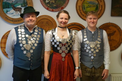 Foto: Vater und Tochter Murner "regieren" bei den Schlossschützen, rechts der glückliche Jugendkönig Merlin Schopka.