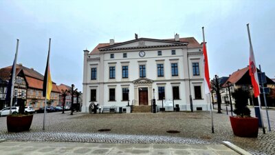 Foto zur Meldung: Trauerbeflaggung zum Nationalen Gedenktag für die Opfer terroristischer Gewalt  am 11. März 2025