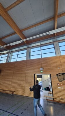 Mit einem Kescher wurde der vorübergehende Gast aus der Turnhalle der Schule geleitet.