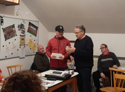 Eric Befurt erhält von Thomas Gäng, Ehrenamtsbeauftragter des Südbadischen Fußballverbandes im Bezirk Bodensee, die Ehrung „Junges Ehrenamt“ des DFB.