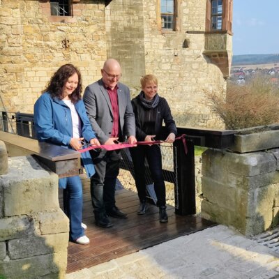Frau Wagner (Leiterin der Abteilung Bauen, STSG), Frau Schart (Baureferentin) und Kranichfelds Bürgermeister Jörg Bauer zerschneiden das Band (Bild vergrößern)