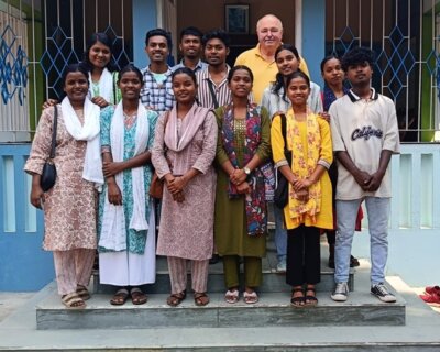 Studierende und Ehemalige besuchen Ashagram und den Gast aus Deutschland