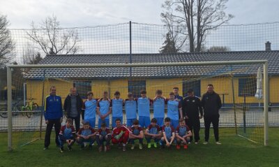 Foto zur Meldung: Fußball: neue Trikots für unsere C Junioren