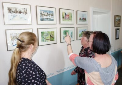 Die Leiterin des Dissener Heimatmuseums Babette Zenker, Melanie Mücksch und Angelika Hänisch in der Ausstellung.