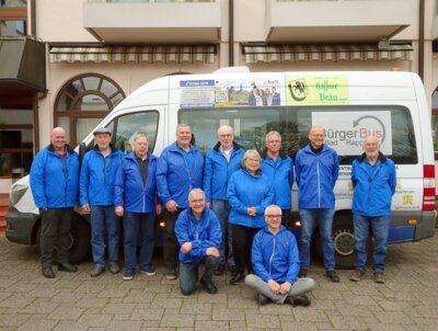 Die bei der Mitgliedersammlung anwesenden Fahrer und Fahrerin